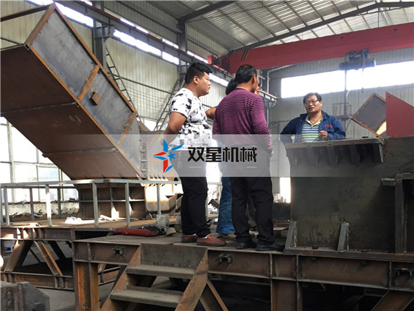 客戶(hù)參觀粉碎機(jī)設(shè)備