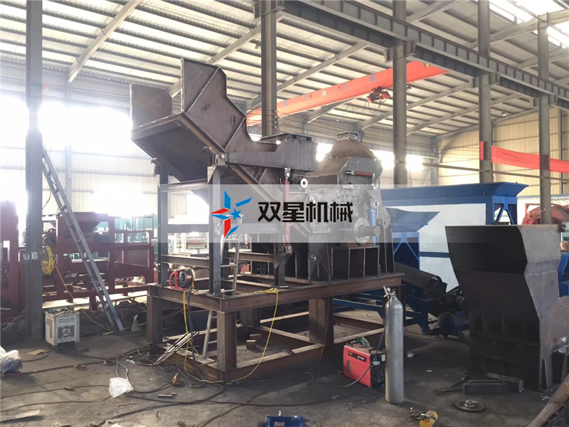 <a href='http://huashiji.cn/' target='_blank'><span>金屬粉碎機(jī)</span></a>生產(chǎn)車間實(shí)拍