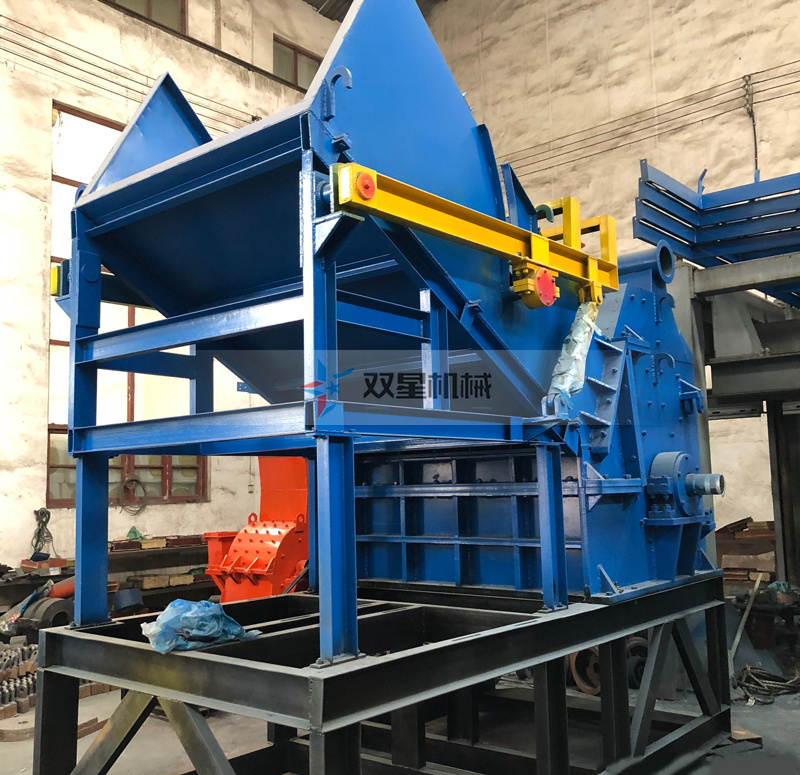 廢鐵粉碎機生產(chǎn)車間