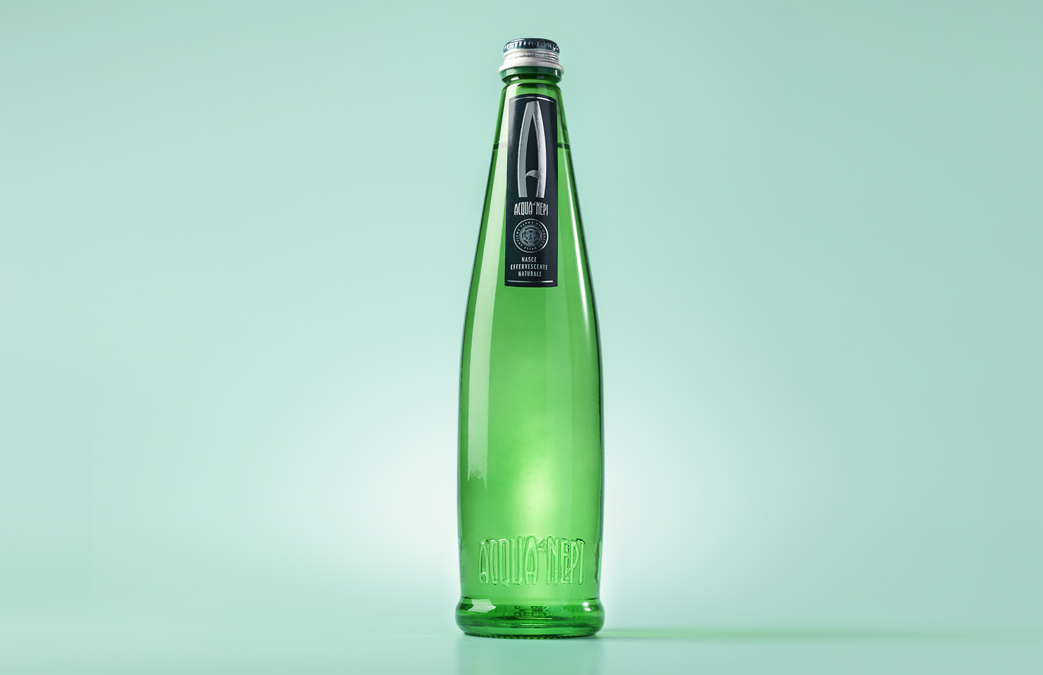 高端礦泉水包裝設計用字母做核心符號(圖1) 高端礦泉水包裝設計用字母做核心符號(圖1)