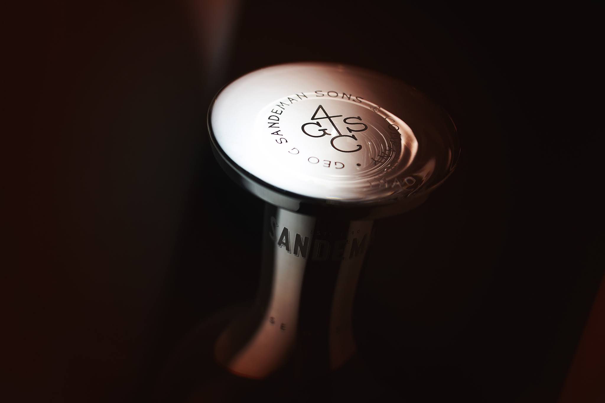 紫檀木水晶瓶的葡萄酒包裝非常奢華(圖6)