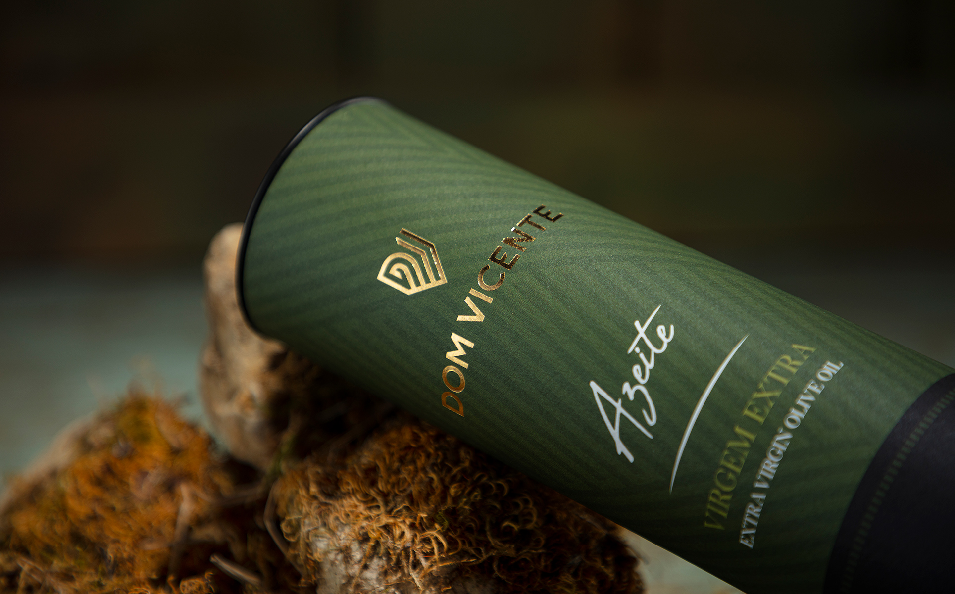 優(yōu)質(zhì)的橄欖油包裝這樣設(shè)計(jì)非常有現(xiàn)代感(圖4)