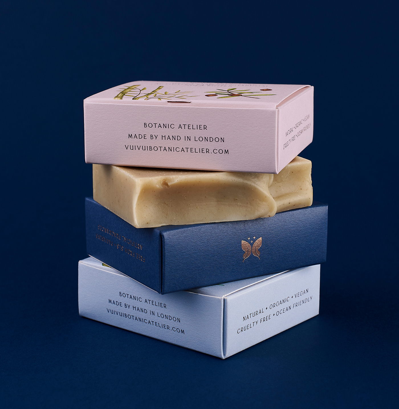 能讓人想起傳統(tǒng)的植物學(xué)書(shū)籍的護(hù)膚品包裝設(shè)計(jì)(圖12) 能讓人想起傳統(tǒng)的植物學(xué)書(shū)籍的護(hù)膚品包裝設(shè)計(jì)(圖12)