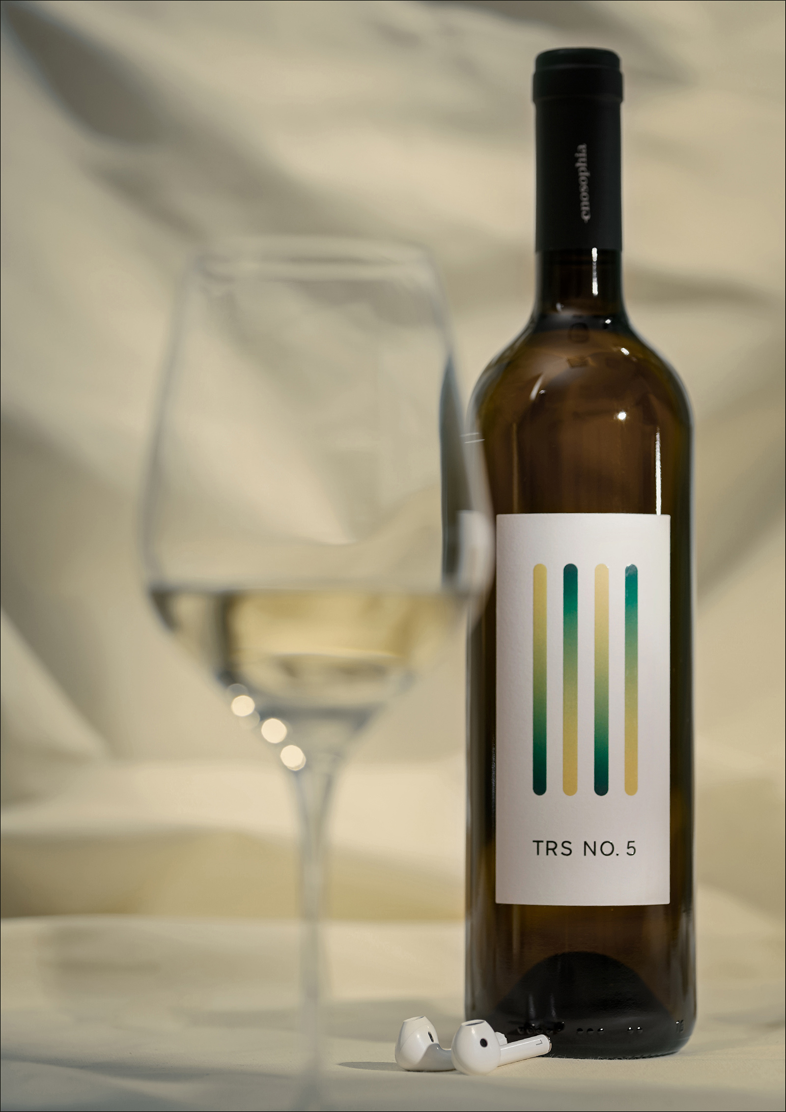 帶有可播放音樂(lè)的互動(dòng)標(biāo)簽的葡萄酒包裝這樣設(shè)計(jì)(圖2)