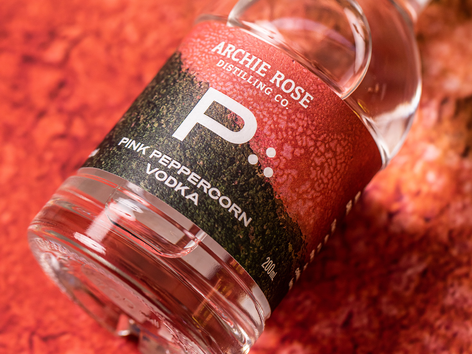 海鹽杜松子酒和粉紅胡椒伏特加的包裝設(shè)計(jì)作品參考(圖3)