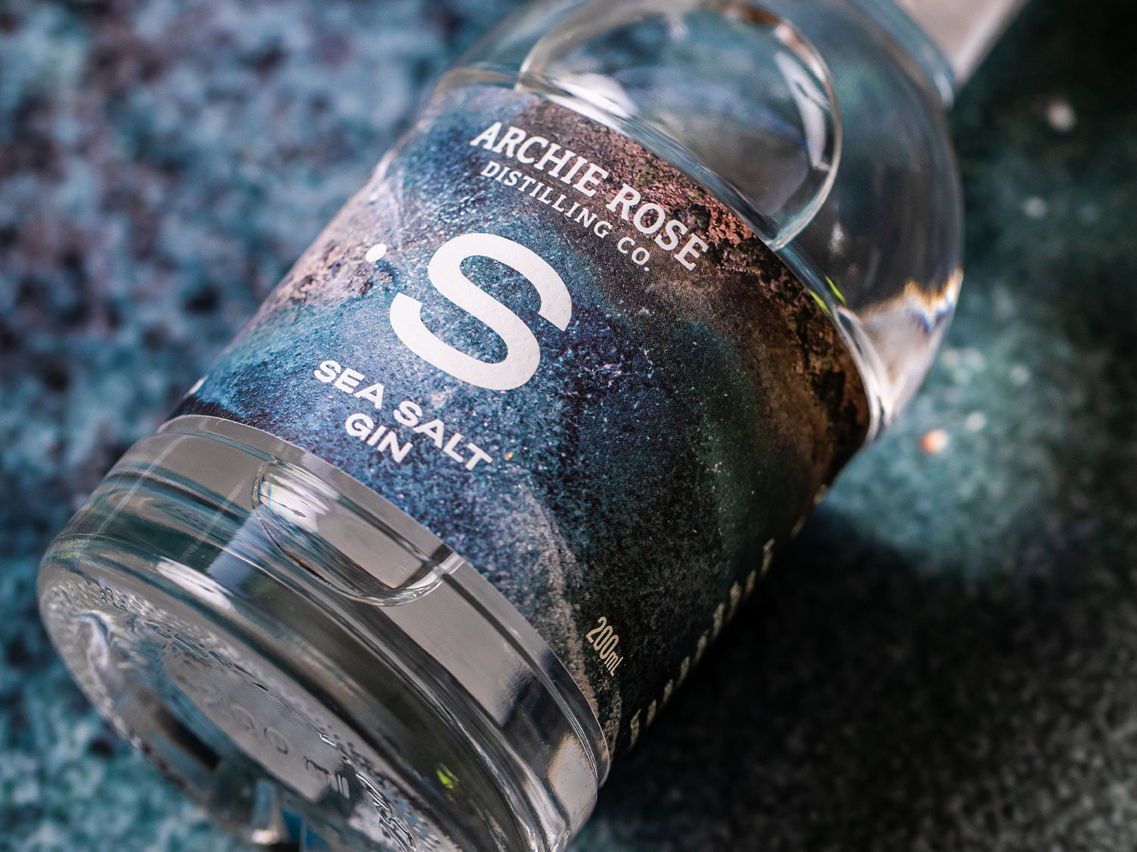 海鹽杜松子酒和粉紅胡椒伏特加的包裝設(shè)計(jì)作品參考(圖4)