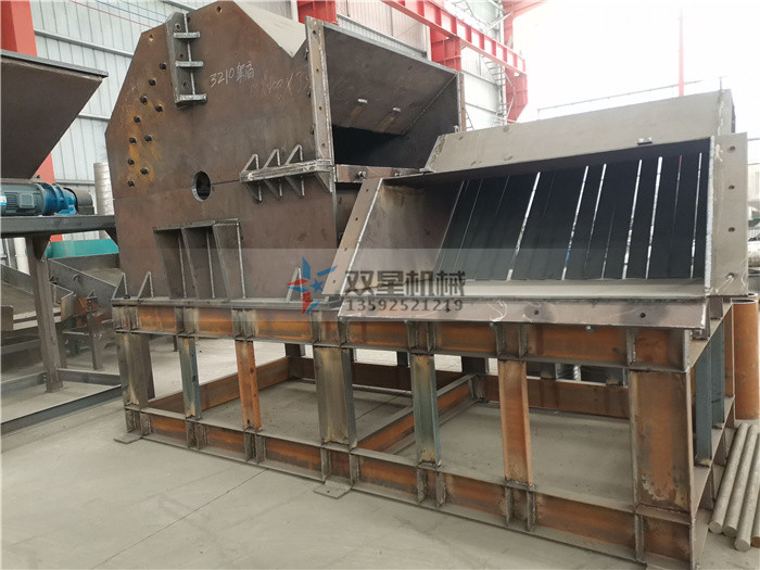 斷橋鋁破碎機設(shè)備1300型發(fā)貨現(xiàn)場