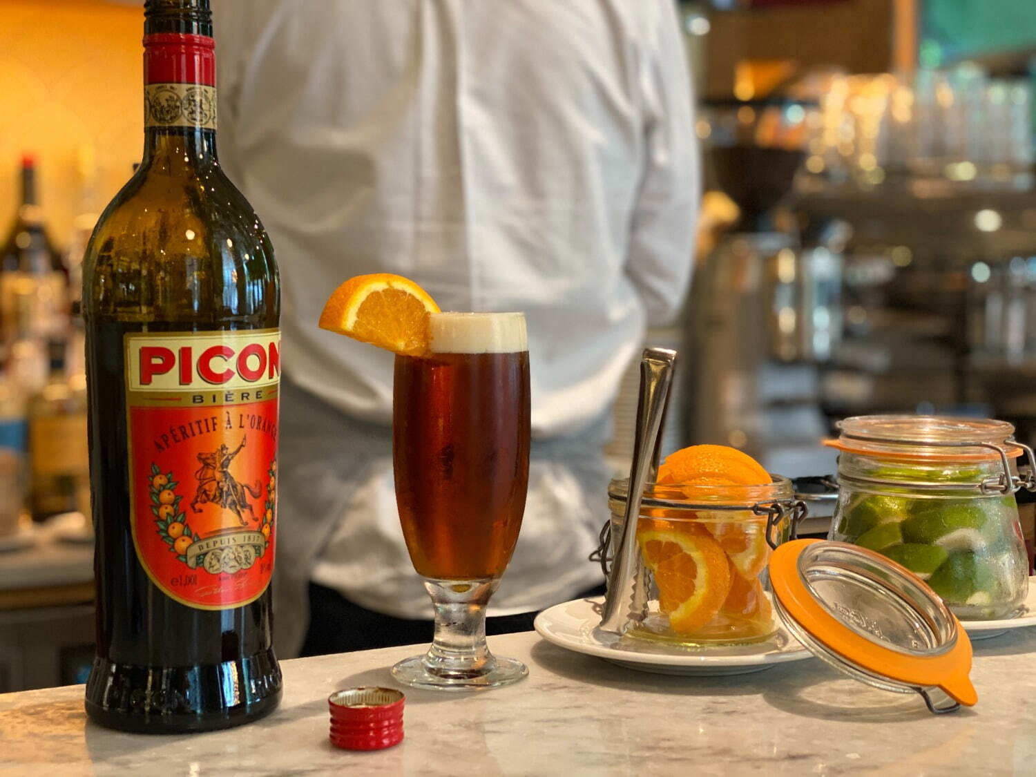 在開(kāi)放式露臺(tái)上享用冰鎮(zhèn)啤酒和法式美食(圖3)