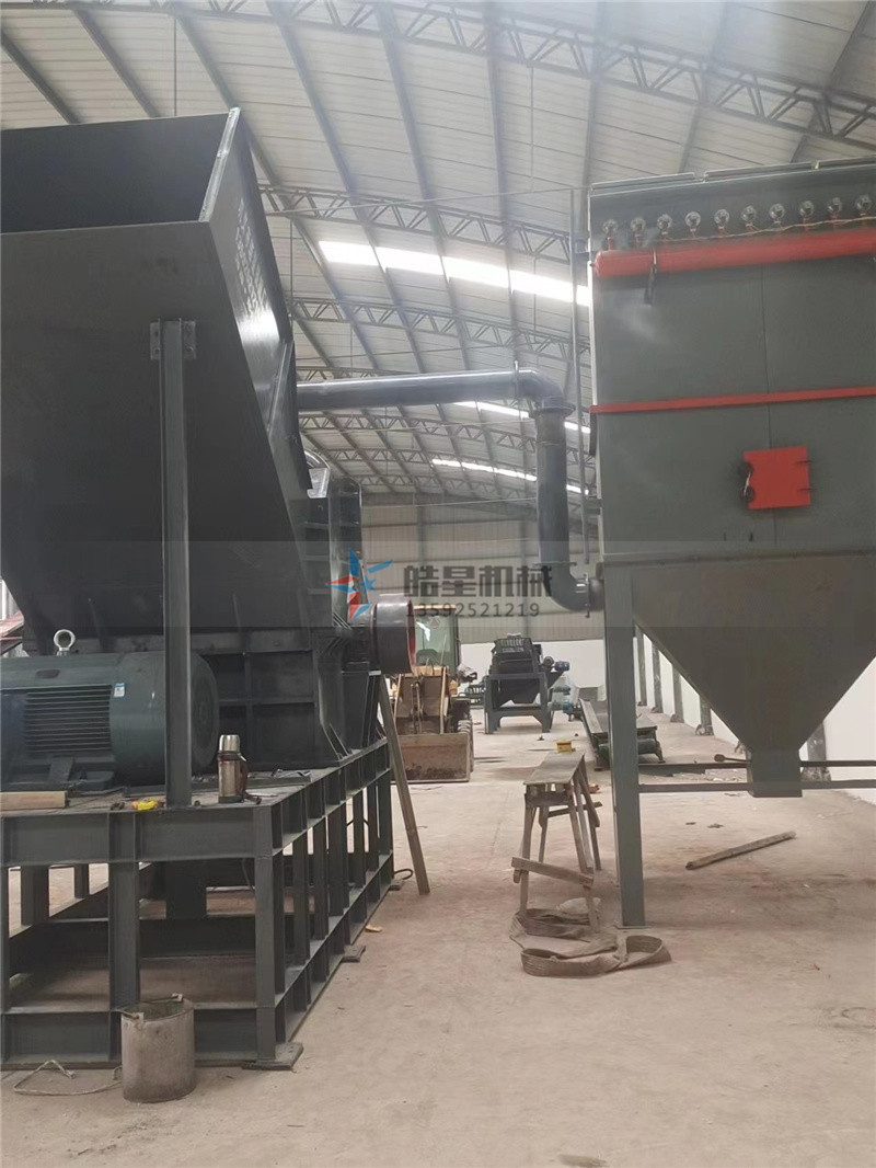 <a href='http://huashiji.cn/' target='_blank'><span>金屬粉碎機</span></a>作業(yè)現(xiàn)場