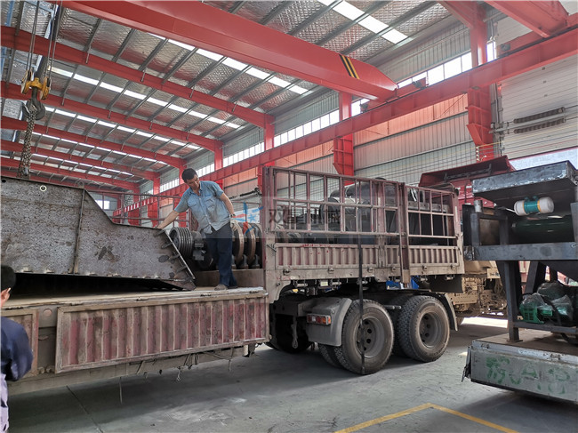 一臺操作方便成本低的金屬加工設(shè)備廢鋼破碎機