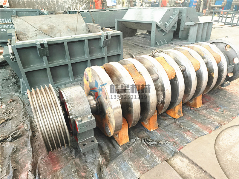 <a href='http://huashiji.cn/' target='_blank'><span>金屬粉碎機(jī)</span></a><a href='http://huashiji.cn/case/501.html' target='_blank'><span>錘頭</span></a>、<a href='http://huashiji.cn/case/502.html' target='_blank'><span>篩板</span></a>、破碎腔體生產(chǎn)組裝現(xiàn)場(chǎng)