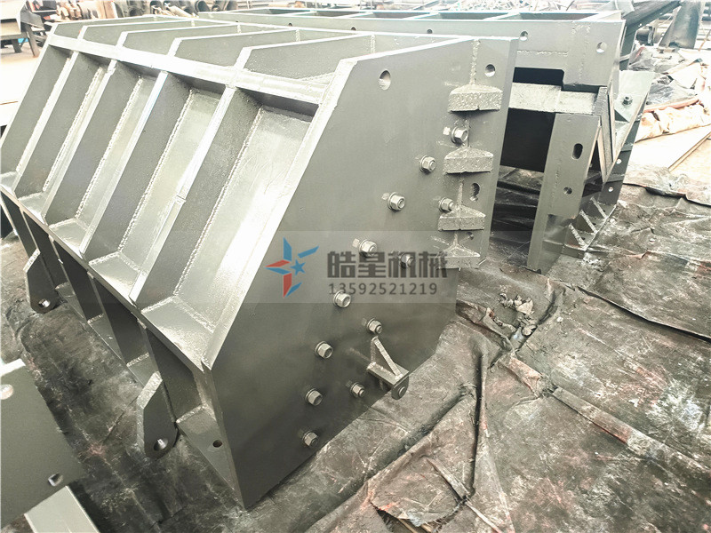 金屬粉碎機錘頭、篩板、破碎腔體生產組裝現場