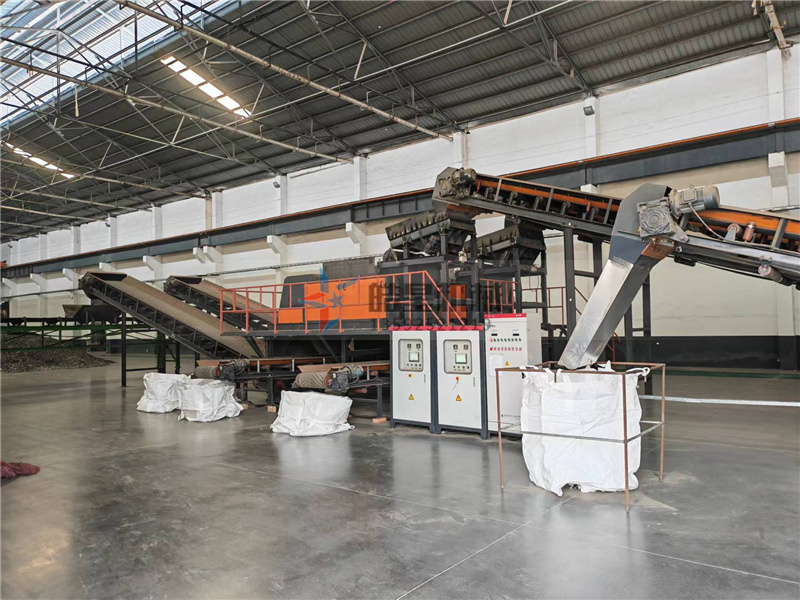 金屬粉碎機產(chǎn)量大小和粉碎機的生產(chǎn)效率是密切相關(guān)的，如果遇到金屬粉碎機出料慢就會導(dǎo)致產(chǎn)量下降，影響生產(chǎn)效率。