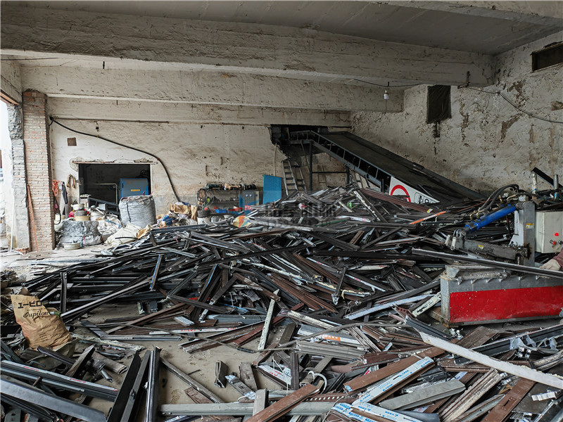 廢鋁粉碎機(jī)斷橋鋁粉碎機(jī)設(shè)備作業(yè)現(xiàn)場拍攝