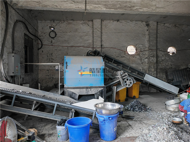 廢鋁粉碎機(jī)斷橋鋁粉碎機(jī)設(shè)備作業(yè)現(xiàn)場拍攝