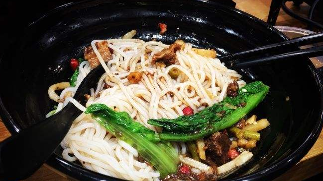 龍柒螺螄粉 龍柒螺螄粉品牌logo與食品包裝設(shè)計(jì)欣賞(圖2)